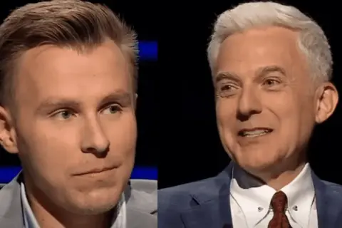 Dwaj mężczyźni w garniturach, jeden młodszy, drugi starszy z siwymi włosami, na czarnym tle.