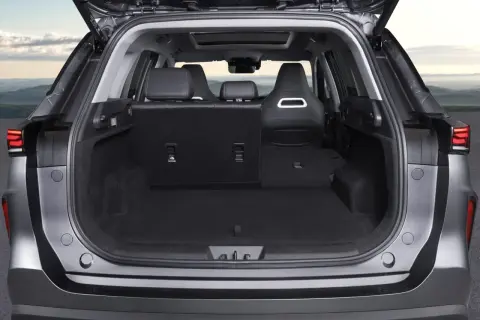 Maletero abierto de un coche, mostrando su gran capacidad. Las medidas ebro s700 son ideales para viajes largos.