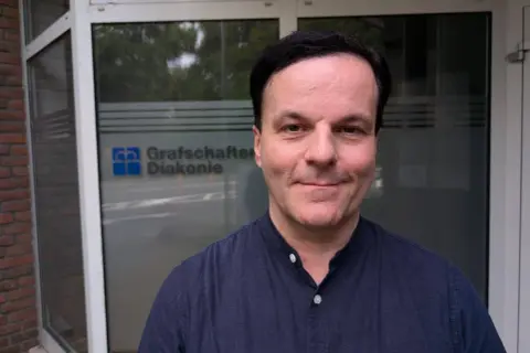 Mann vor Grafschafter Diakonie-Gebäude. Hier gibt es sozialberatung bei Krankheit.