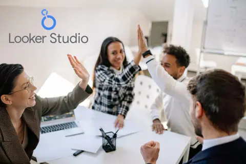Équipe célébrant une réussite après une formation sur Looker Studio.