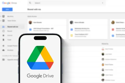 Telefon z logo Google Drive na ekranie, w tle interfejs usługi.