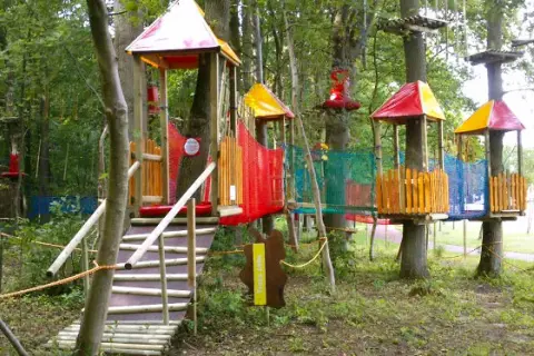 Park linowy Rewal - emocjonujące atrakcje i niezapomniane przygody