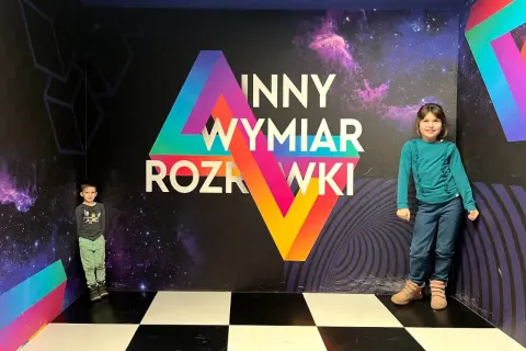 Dzieci w kosmicznym pokoju zagadek w Warszawie. To świetne warszawskie atrakcje dla młodzieży, gdzie można poczuć się jak w innym wymiarze.