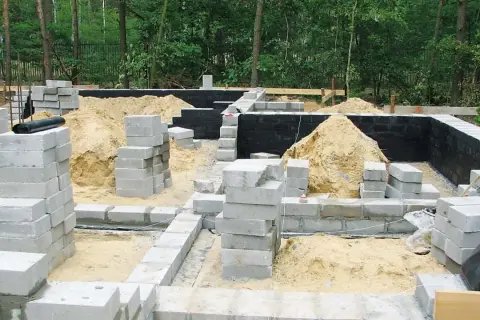 Czym malować ściany fundamentowe, aby uniknąć kosztownych błędów?