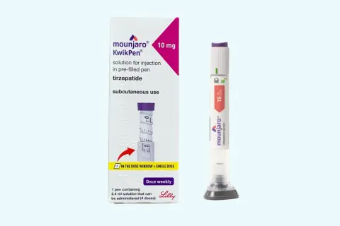 Mounjaro KwikPen z tirzepatydem, lek do wstrzykiwań podskórnych. Opakowanie i wstrzykiwacz.