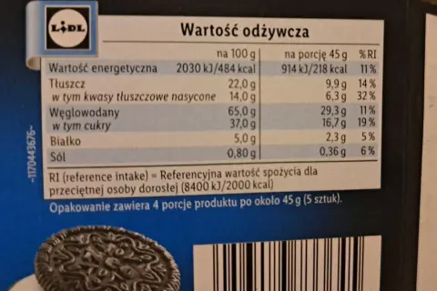 Opakowanie zawiera 4 porcje produktu po ok. 45g (5 sztuk). Jedno ciastko Oreo ma ok. 218 kcal.