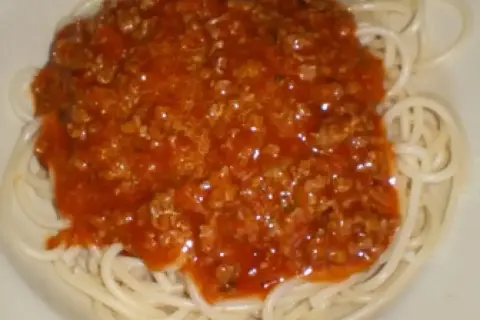 Pyszny sos do spaghetti z mięsem mielonym, polany na makaron.