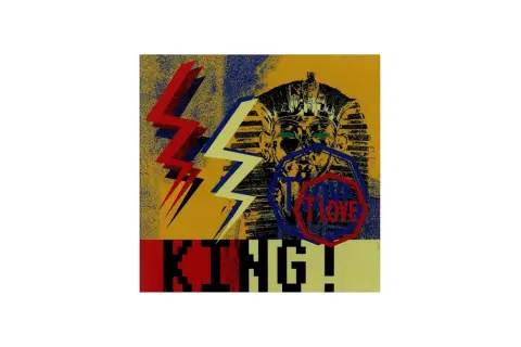 Stylizowany wizerunek faraona z błyskawicami i napisem KING! T LOVE.