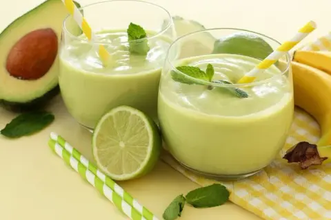 Batido de aguacate y plátano: Receta cremosa, trucos y beneficios