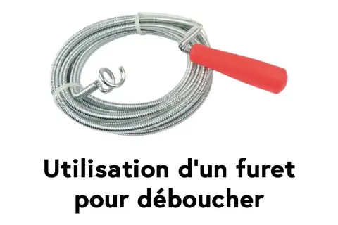 Un furet de plomberie avec une poignée rouge, prêt à déboucher vos canalisations.