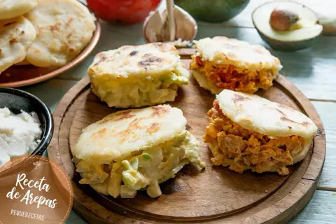 Arepas colombianas rellenas de pollo y aguacate, listas para disfrutar.