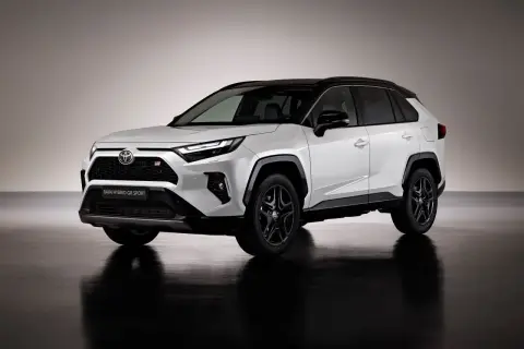 Biały Toyota RAV4 Hybrid GR Sport 2023 z czarnym dachem i felgami, prezentujący sportowy design.
