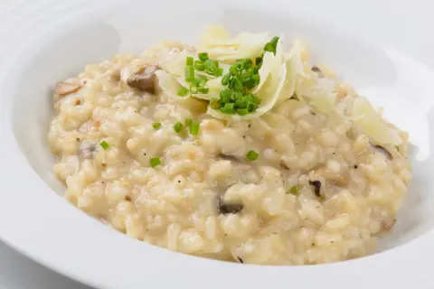 Cremiges Pilzrisotto mit Parmesan und Schnittlauch. Der Unterschied bei der Zubereitung von Risotto Reis macht diese Köstlichkeit aus.