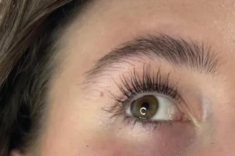 Occhi con ciglia lunghe e folte, effetto ciglia finte ottenuto con mascara.
