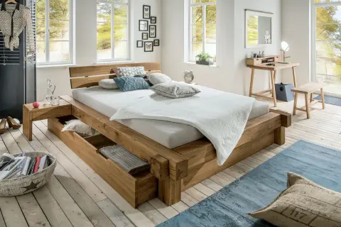Un letto fai da te in legno massiccio con pratici cassetti, cuscini decorativi e una vista luminosa dalle finestre.