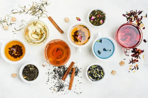 Assortiment de thés colorés, dont une tisane anti inflammatoire, avec des épices et des sucres.