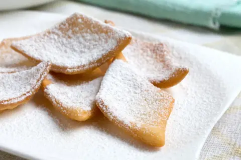 Leckere Schmalzkuchen, bestäubt mit Puderzucker. Ein einfaches schmalzkuchen rezept für den Genuss.