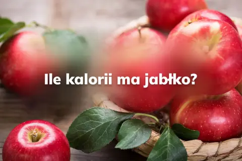 Czerwone jabłka w koszyku, a na nich pytanie: ile kalorii ma jabłko? Zdrowe przekąski.