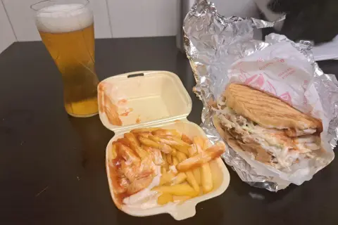 Ile kcal ma kebab box z frytkami? Zaskakujące fakty o kaloriach