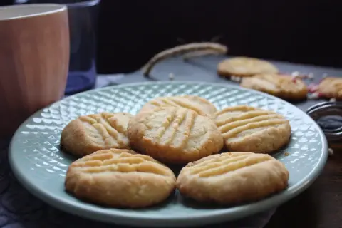 En tallrik med hembakade gaffelkakor, perfekta för fikat. Detta är ett enkelt gaffelkakor recept.