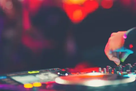 Jak zostać DJ-em w klubie i uniknąć najczęstszych błędów