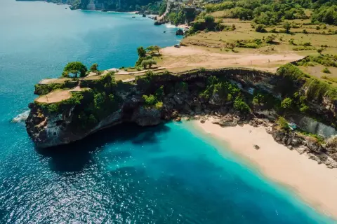 Malownicze klify i piaszczyste plaże Bali, z turkusową wodą oceanu. Idealne miejsce na relaks.