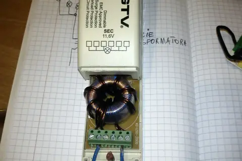 Schemat podłączenia transformatora elektronicznego GTV TE-150. Widać uzwojenie i zaciski do podłączenia przewodów.