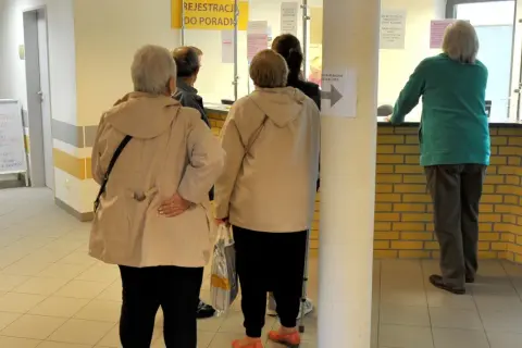 Kolejka do rejestracji w przychodni. Czy do psychologa potrzebne jest skierowanie? Pacjenci czekają na swoją kolej.