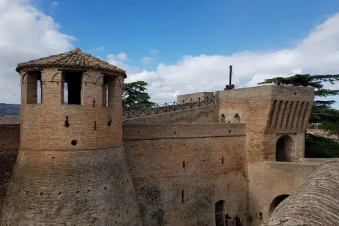 Rocche e torri in mattoni a Mondavio, cosa vedere per un viaggio nella storia.