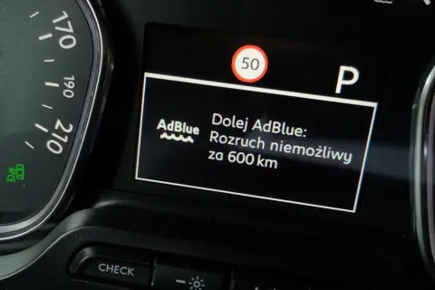 Niski poziom AdBlue. Rozruch niemożliwy za 600 km. Monitoruj zużycie AdBlue na 100km.