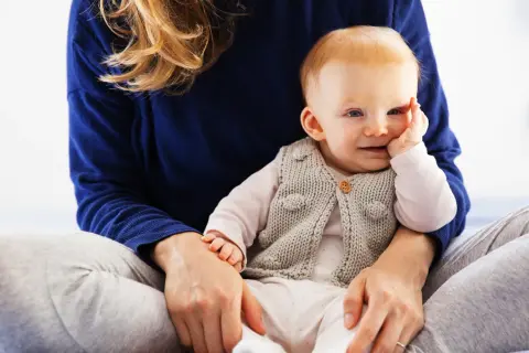 Kiedy dziecko siada? Poradnik: Wspieraj, nie sadzaj!