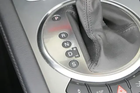 Dźwignia zmiany biegów w automacie. Widoczne oznaczenia P, R, N, D, S.