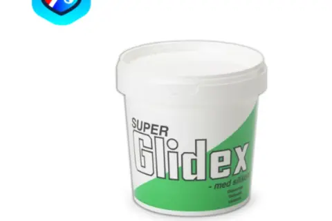 Białe wiaderko z zielonym pasem i napisem "SUPER Glidex - med silikon". Idealne do gładkiego poślizgu.