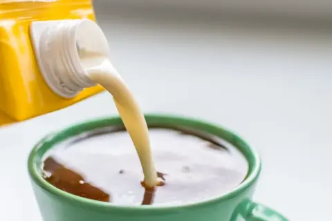 Czy kawa z mlekiem podnosi cholesterol? Sprawdź, co musisz wiedzieć
