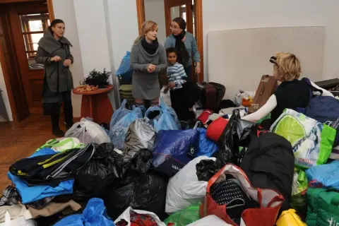 Czy można oddać ubrania do domu samotnej matki? Sprawdź, jak pomóc potrzebującym