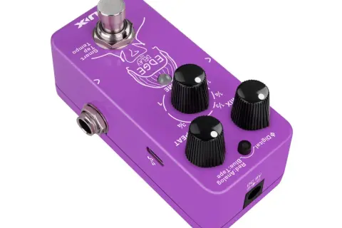 Fioletowy efekt gitarowy "Edge Delay" z pokrętłami Mix, Time i Repeat. Pozwala na tworzenie ciekawych brzmień z opóźnieniem.