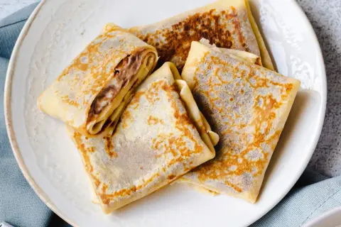 Gefaltete Crêpes mit Schokoladencreme-Füllung, ein köstliches Crêpes Rezept für süße Momente.