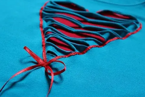 Jak stworzyć wyjątkową koszulkę z pocałunkiem DIY na każdą okazję