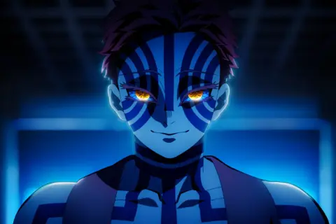 Akaza mit seinen leuchtend gelben Augen und blauen Markierungen. Wann kommt der Demon Slayer Film auf Crunchyroll?
