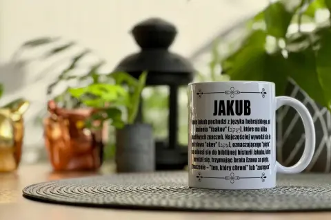 Kubek z napisem "JAKUB" i opisem znaczenia imienia. Idealny prezent na imieniny Jakuba.