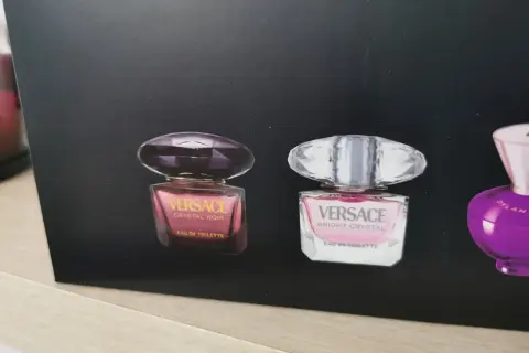 Dwa flakoniki perfum Versace: Crystal Noir i Bright Crystal.