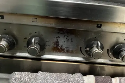 Starke Verschmutzungen am Bedienfeld eines Backofens. Zeit für Hausmittel zum Backofen reinigen!