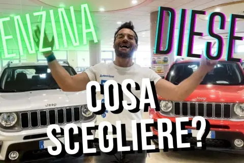 Uomo con auto bianche e rosse, con scritte "BENZINA" e "DIESEL". Cosa scegliere?