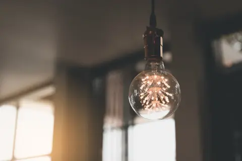 Żarówka w stylu retro, przypominająca dmuchawiec, emituje ciepłe światło. Trudno określić, ile lumenów ma, ale tworzy przytulną atmosferę.