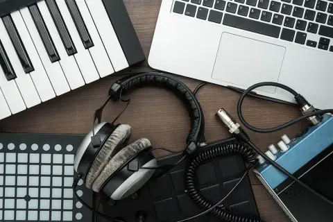 Skąd DJ-e biorą muzykę? Odkryj legalne źródła i tajemnice wyboru