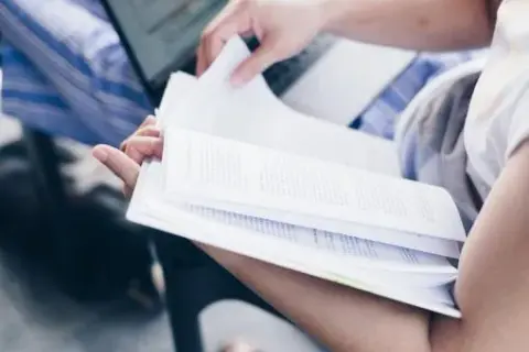 Co to jest rozprawka? Zrozumienie struktury i celu eseju