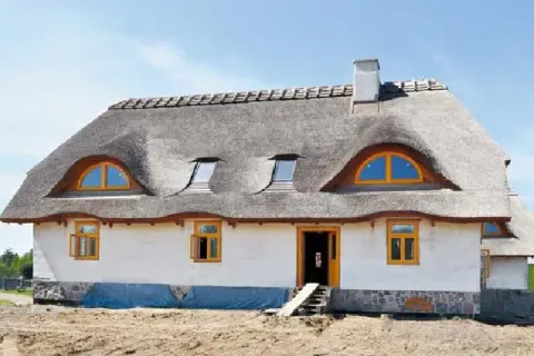 Ile kosztuje budowa domu z gliny? Poznaj ukryte wydatki i oszczędności