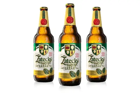 Trzy butelki orzeźwiającego piwa czeskiego, zroszone i gotowe do degustacji.