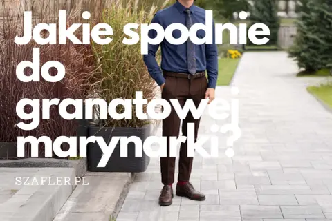 Mężczyzna w granatowej koszuli i brązowych spodniach, idealnie dobranych do granatowej marynarki. Szafler.pl podpowiada, jakie spodnie do granatowej marynarki wybrać.
