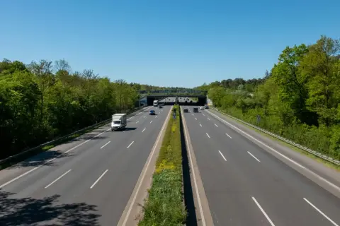 Autostrada w słoneczny dzień, idealna na niedzielny wypad. Gdzie jechać w niedzielę Śląsk? Właśnie tam!